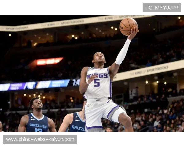 福克斯精准分球助攻得手，国王整场打出团队拼搏